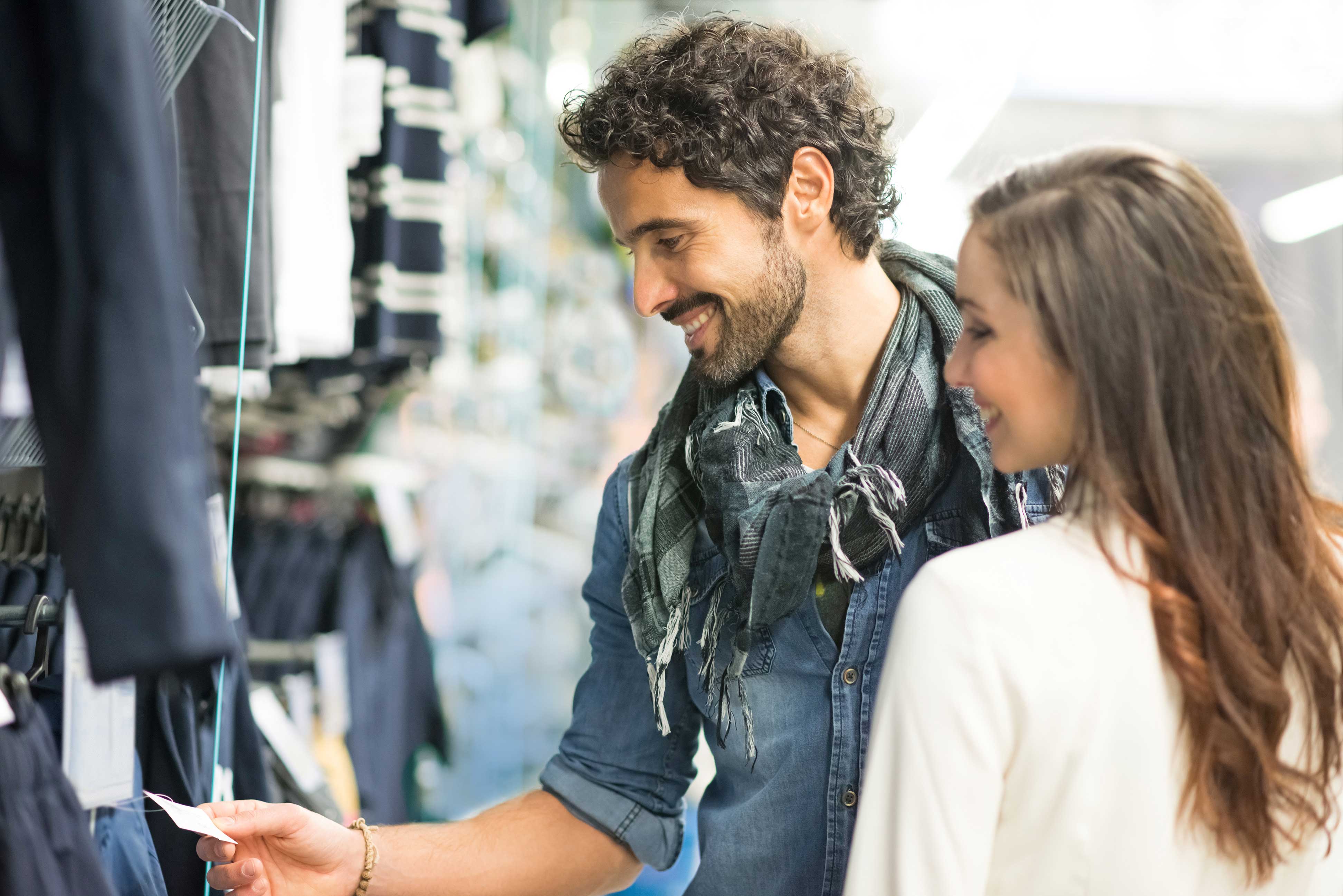 Paar schaut sich Etiketten an Kleidung an